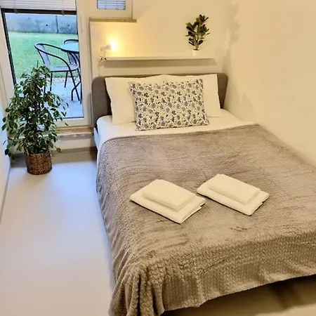 Florian Garden With Private Parking Apartment
